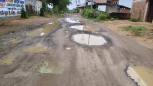 NH-53 से मुढ़ीपार गोड़बाहल सड़क में यमराज का डेरा। जिम्मेदार विभाग चीर निंद्रा में।